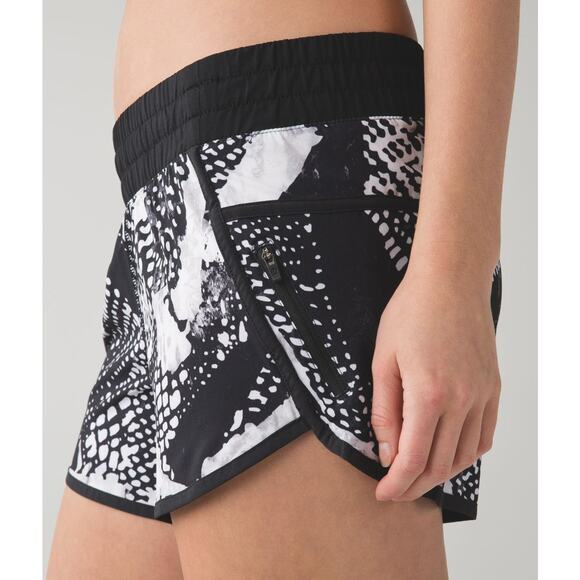 Lululemon Tracker Short III *4-way Stretch Black Beige Pattern size 4 - Picture 2 of 8